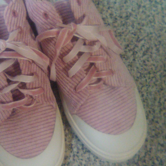 Toms - Picture 3 of 5